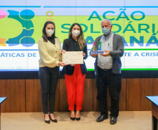 Representantes das três entidades sociais vencedoras do Prêmio Ação Solidária Paraná de 2020 foram recebidos no Palácio Iguaçu, nesta quinta-feira (16), para a entrega do troféu e certificado de reconhecimento da competição de solidariedade promovida pelo Governo do Estado