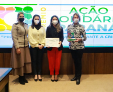 Representantes das três entidades sociais vencedoras do Prêmio Ação Solidária Paraná de 2020 foram recebidos no Palácio Iguaçu, nesta quinta-feira (16), para a entrega do troféu e certificado de reconhecimento da competição de solidariedade promovida pelo Governo do Estado