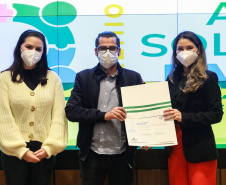 Representantes das três entidades sociais vencedoras do Prêmio Ação Solidária Paraná de 2020 foram recebidos no Palácio Iguaçu, nesta quinta-feira (16), para a entrega do troféu e certificado de reconhecimento da competição de solidariedade promovida pelo Governo do Estado