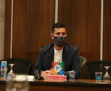 Representantes das três entidades sociais vencedoras do Prêmio Ação Solidária Paraná de 2020 foram recebidos no Palácio Iguaçu, nesta quinta-feira (16), para a entrega do troféu e certificado de reconhecimento da competição de solidariedade promovida pelo Governo do Estado