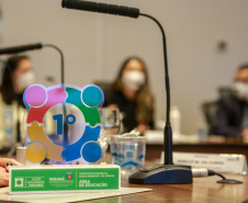 Representantes das três entidades sociais vencedoras do Prêmio Ação Solidária Paraná de 2020 foram recebidos no Palácio Iguaçu, nesta quinta-feira (16), para a entrega do troféu e certificado de reconhecimento da competição de solidariedade promovida pelo Governo do Estado