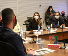 Representantes das três entidades sociais vencedoras do Prêmio Ação Solidária Paraná de 2020 foram recebidos no Palácio Iguaçu, nesta quinta-feira (16), para a entrega do troféu e certificado de reconhecimento da competição de solidariedade promovida pelo Governo do Estado