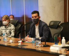 Representantes das três entidades sociais vencedoras do Prêmio Ação Solidária Paraná de 2020 foram recebidos no Palácio Iguaçu, nesta quinta-feira (16), para a entrega do troféu e certificado de reconhecimento da competição de solidariedade promovida pelo Governo do Estado