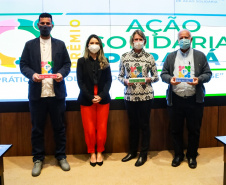 Representantes das três entidades sociais vencedoras do Prêmio Ação Solidária Paraná de 2020 foram recebidos no Palácio Iguaçu, nesta quinta-feira (16), para a entrega do troféu e certificado de reconhecimento da competição de solidariedade promovida pelo Governo do Estado