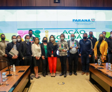 Representantes das três entidades sociais vencedoras do Prêmio Ação Solidária Paraná de 2020 foram recebidos no Palácio Iguaçu, nesta quinta-feira (16), para a entrega do troféu e certificado de reconhecimento da competição de solidariedade promovida pelo Governo do Estado