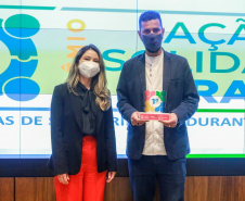 Representantes das três entidades sociais vencedoras do Prêmio Ação Solidária Paraná de 2020 foram recebidos no Palácio Iguaçu, nesta quinta-feira (16), para a entrega do troféu e certificado de reconhecimento da competição de solidariedade promovida pelo Governo do Estado