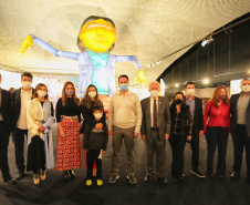 Governador Carlos Massa Ratinho Junior participa da abertura da exposição retrospectiva da carreira dos irmãos Gustavo e Otávio Pandolfo, OSGEMEOS , no Museu Oscar Niemeyer  -  Curitiba, 16/09/2021  -  Foto: José Fernando Ogura/AEN