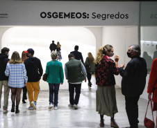 Governador Carlos Massa Ratinho Junior participa da abertura da exposição retrospectiva da carreira dos irmãos Gustavo e Otávio Pandolfo, OSGEMEOS , no Museu Oscar Niemeyer  -  Curitiba, 16/09/2021  -  Foto: José Fernando Ogura/AEN