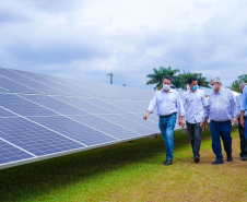 Secretários de Estado participaram, nesta quinta-feira (17), da inauguração da Usina Fotovoltaica Nelson Paludo, em Assis Chateaubriand. O chefe da Casa Civil, Guto Silva, e os secretários de Estado do Desenvolvimento Sustentável e do Turismo, Márcio Nunes, e da Agricultura e do Abastecimento, Norberto Ortigara, destacaram os benefícios de uma usina solar para os agricultores e também ao meio ambiente.  -  Assis Chateaubriand, 17/09/2021  -  Foto: SEDEST