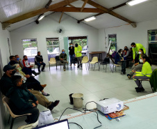 A Portos do Paraná promoveu na quinta-feira (16), na bacia hidrográfica do Baixo Rio Cachoeira, em Antonina, uma reunião com agricultores locais sobre o Programa de Recuperação de APPs Degradadas (PRAD).  - Paranaguá, 17/09/2021  -  Foto: Pierpaolo Notta/Portos do Paraná