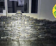A Rondas Ostensivas Tático Móvel (ROTAM) do 9° Batalhão da Polícia Militar (9°BPM), apreendeu, na madrugada deste sábado (18), 274 quilos de pasta base de cocaína em um caminhão que estava na fila para acesso ao Porto de Paranaguá.  -  Curitiba, 18/09/2021  -  Foto: PMPR