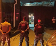 A operação da Ação Integrada de Fiscalização Urbana (AIFU) abordou 17 pontos comerciais na Capital entre a noite de sábado (18/09) e a madrugada de domingo (19/09). O trabalho resultou em sete estabelecimentos comerciais fechados e R$ 595.550,00 mil em multas aplicadas pelos agentes municipais. As equipes da AIFU dispersaram 1.684 pessoas de aglomerações. -  Curitiba, 19/09/2021  -  Foto: SESP-PR