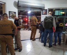 A operação da Ação Integrada de Fiscalização Urbana (AIFU) abordou 17 pontos comerciais na Capital entre a noite de sábado (18/09) e a madrugada de domingo (19/09). O trabalho resultou em sete estabelecimentos comerciais fechados e R$ 595.550,00 mil em multas aplicadas pelos agentes municipais. As equipes da AIFU dispersaram 1.684 pessoas de aglomerações. -  Curitiba, 19/09/2021  -  Foto: SESP-PR