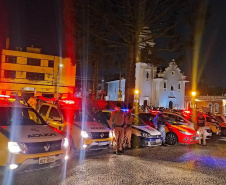 A operação da Ação Integrada de Fiscalização Urbana (AIFU) abordou 17 pontos comerciais na Capital entre a noite de sábado (18/09) e a madrugada de domingo (19/09). O trabalho resultou em sete estabelecimentos comerciais fechados e R$ 595.550,00 mil em multas aplicadas pelos agentes municipais. As equipes da AIFU dispersaram 1.684 pessoas de aglomerações. -  Curitiba, 19/09/2021  -  Foto: SESP-PR