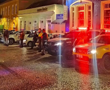 A operação da Ação Integrada de Fiscalização Urbana (AIFU) abordou 17 pontos comerciais na Capital entre a noite de sábado (18/09) e a madrugada de domingo (19/09). O trabalho resultou em sete estabelecimentos comerciais fechados e R$ 595.550,00 mil em multas aplicadas pelos agentes municipais. As equipes da AIFU dispersaram 1.684 pessoas de aglomerações. -  Curitiba, 19/09/2021  -  Foto: SESP-PR
