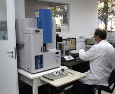 O Instituto de Tecnologia do Paraná (Tecpar) é o único laboratório do Estado a fazer a análise de ligas de titânio, material amplamente utilizado na produção de próteses para implantes ortopédicos e odontológicos. Foto:Luciano Sarote