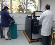 O Instituto de Tecnologia do Paraná (Tecpar) é o único laboratório do Estado a fazer a análise de ligas de titânio, material amplamente utilizado na produção de próteses para implantes ortopédicos e odontológicos. Foto:Luciano Sarote