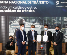 O governador Carlos Massa Ratinho Junior participa nesta segunda-feira (20), do lançamento da Semana Nacional de Transito ao lado do secretário nacional de Trânsito, Frederico Carneiro, e do diretor-geral do Detran-PR, Wagner Mesquita. 20/09/2021 - Foto: Jonathan Campos/AEN