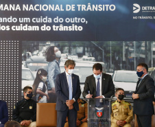 O governador Carlos Massa Ratinho Junior participa nesta segunda-feira (20), do lançamento da Semana Nacional de Transito ao lado do secretário nacional de Trânsito, Frederico Carneiro, e do diretor-geral do Detran-PR, Wagner Mesquita. 20/09/2021 - Foto: Jonathan Campos/AEN