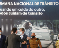 O governador Carlos Massa Ratinho Junior participa nesta segunda-feira (20), do lançamento da Semana Nacional de Transito ao lado do secretário nacional de Trânsito, Frederico Carneiro, e do diretor-geral do Detran-PR, Wagner Mesquita. 20/09/2021 - Foto: Jonathan Campos/AEN