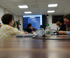 O Paraná vai começar a vacinar adolescentes de 12 a 17 anos com comorbidades e jovens de 17 anos sem comorbidades. A definição aconteceu nesta terça-feira (21) em reunião da Secretaria de Estado da Saúde com o Conselho de Secretarias Municipais de Saúde do Paraná (Cosems/PR) e a Associação dos Municípios do Paraná (AMP). Foto: Américo Antonio/SESA