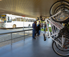 Para celebrar o Dia Mundial Sem Carro, comemorado todo início da primavera, em 22 de setembro, a Coordenação da Região Metropolitana de Curitiba (Comec) iniciou, em Colombo, uma ação para incentivar o uso de meios alternativos de transporte. Em parceria com a Viação Santo Ângelo, empresa operadora de ônibus, foi lançado nesta quarta-feira (22) o projeto Última Milha, que disponibiliza bicicletas para que os usuários do transporte coletivo utilizem até o seu destino final. Foto: Ari Dias/AEN