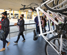 Para celebrar o Dia Mundial Sem Carro, comemorado todo início da primavera, em 22 de setembro, a Coordenação da Região Metropolitana de Curitiba (Comec) iniciou, em Colombo, uma ação para incentivar o uso de meios alternativos de transporte. Em parceria com a Viação Santo Ângelo, empresa operadora de ônibus, foi lançado nesta quarta-feira (22) o projeto Última Milha, que disponibiliza bicicletas para que os usuários do transporte coletivo utilizem até o seu destino final. Foto: Ari Dias/AEN