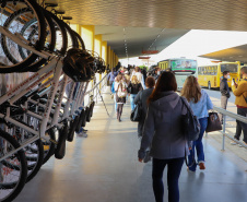 Para celebrar o Dia Mundial Sem Carro, comemorado todo início da primavera, em 22 de setembro, a Coordenação da Região Metropolitana de Curitiba (Comec) iniciou, em Colombo, uma ação para incentivar o uso de meios alternativos de transporte. Em parceria com a Viação Santo Ângelo, empresa operadora de ônibus, foi lançado nesta quarta-feira (22) o projeto Última Milha, que disponibiliza bicicletas para que os usuários do transporte coletivo utilizem até o seu destino final. Foto: Ari Dias/AEN