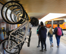 Para celebrar o Dia Mundial Sem Carro, comemorado todo início da primavera, em 22 de setembro, a Coordenação da Região Metropolitana de Curitiba (Comec) iniciou, em Colombo, uma ação para incentivar o uso de meios alternativos de transporte. Em parceria com a Viação Santo Ângelo, empresa operadora de ônibus, foi lançado nesta quarta-feira (22) o projeto Última Milha, que disponibiliza bicicletas para que os usuários do transporte coletivo utilizem até o seu destino final. Foto: Ari Dias/AEN