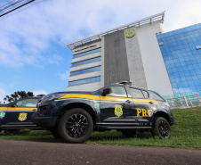 O governador Carlos Massa Ratinho Junior entrega nesta quarta-feira (22), novas viaturas para a Polícia Rodoviária Federal (PRF)  na sede da Superintendência no Paraná. - 22/09/2021 - Foto: Geraldo Bubniak/AEN