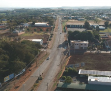 Marechal Cândido Rondon, no Oeste do Paraná, ganhará duas obras de infraestrutura muito aguardadas pela população. O governador Carlos Massa Ratinho Junior esteve no município nesta quarta-feira (22) e anunciou a liberação de cerca de R$ 22,8 milhões em recursos para a retomada do Contorno Oeste da cidade e para a remodelação da Avenida Rio Grande do Sul, uma das principais vias de entrada. 