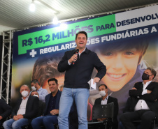 O governador Carlos Massa Ratinho Junior entrega nesta quinta-feira (23), em Mandirituba, na Região Metropolitana de Curitiba, 82 títulos de regularização fundiária para moradores dos bairros São João e Vila Queimados. E tambem  libera R$ 1,3 milhão para pavimentação de vias.   23/09/2021 - Foto: Geraldo Bubniak/AEN