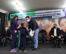 O governador Carlos Massa Ratinho Junior entrega nesta quinta-feira (23), em Mandirituba, na Região Metropolitana de Curitiba, 82 títulos de regularização fundiária para moradores dos bairros São João e Vila Queimados. E tambem  libera R$ 1,3 milhão para pavimentação de vias.   23/09/2021 - Foto: Geraldo Bubniak/AEN