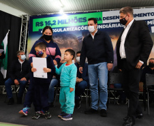 O governador Carlos Massa Ratinho Junior entrega nesta quinta-feira (23), em Mandirituba, na Região Metropolitana de Curitiba, 82 títulos de regularização fundiária para moradores dos bairros São João e Vila Queimados. E tambem  libera R$ 1,3 milhão para pavimentação de vias.   23/09/2021 - Foto: Geraldo Bubniak/AEN