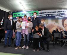 O governador Carlos Massa Ratinho Junior entrega nesta quinta-feira (23), em Mandirituba, na Região Metropolitana de Curitiba, 82 títulos de regularização fundiária para moradores dos bairros São João e Vila Queimados. E tambem  libera R$ 1,3 milhão para pavimentação de vias.   23/09/2021 - Foto: Geraldo Bubniak/AEN