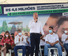 O governador Carlos Massa Ratinho Junior entrega nesta sexta-feira (24), para Inácio Martins, no Centro-Sul do Estado, 202 títulos de regularização fundiária para moradores do bairro São Roque. E tambem  libera R$ 2 milhões para pavimentação de vias.   Na foro o prefeito Junior Benato 24/09/2021 - Foto: Geraldo Bubniak/AEN