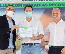 O governador Carlos Massa Ratinho Junior entrega nesta sexta-feira (24), para Inácio Martins, no Centro-Sul do Estado, 202 títulos de regularização fundiária para moradores do bairro São Roque. E tambem  libera R$ 2 milhões para pavimentação de vias.   24/09/2021 - Foto: Geraldo Bubniak/AEN