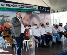 O governador Carlos Massa Ratinho Junior entrega nesta sexta-feira (24), para Inácio Martins, no Centro-Sul do Estado, 202 títulos de regularização fundiária para moradores do bairro São Roque. E tambem libera R$ 2 milhões para pavimentação de vias. 24/09/2021  -  Foto: Jonathan Campos/AEN