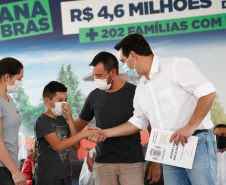 O governador Carlos Massa Ratinho Junior entrega nesta sexta-feira (24), para Inácio Martins, no Centro-Sul do Estado, 202 títulos de regularização fundiária para moradores do bairro São Roque. E tambem libera R$ 2 milhões para pavimentação de vias. 24/09/2021  -  Foto: Jonathan Campos/AEN