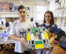 Alunos do Colégio Estadual Padre Cláudio Morelli, no Umbará, constroem robô para participar do torneio de robótica First Lego League. João Vitor Gomes e Maria Frizzo com o robô, Holmes (foto).Curitiba, 18-02-19Foto: Arnaldo Alves / ANPr.