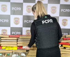 A Polícia Civil do Paraná (PCPR) apreendeu 1.492,46 quilos de maconha do crime organizado, na noite de sexta-feira (24), em estacionamentos na região central de Curitiba. Um homem e duas mulheres, de 27, 28 e 35 anos, foram presos em flagrante pelos crimes de tráfico de drogas, associação para o tráfico e posse ilegal de arma de fogo.  -  Curitiba, 27/09/2021  -  Foto: Polícia Civildo Paraná
