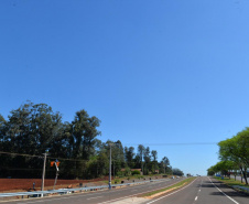 O Departamento de Estradas de Rodagem do Paraná (DER/PR) liberou neste final de semana o tráfego de veículos sobre a nova trincheira da BR-277 em Santa Terezinha de Itaipu, na região Oeste.  -  Curitiba, 27/09/2021  -  Foto: DER