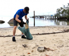 Nesta segunda-feira (27), 18 voluntários participaram da ação de limpeza de praias nas comunidades de Europinha e Ilha do Teixeira, no entorno dos portos de Paranaguá e Antonina, na Baía de Paranaguá. - Paranaguá, 27/09/2021  -  Foto: Claudio Neves/Portos do Paraná