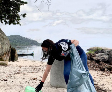 Nesta segunda-feira (27), 18 voluntários participaram da ação de limpeza de praias nas comunidades de Europinha e Ilha do Teixeira, no entorno dos portos de Paranaguá e Antonina, na Baía de Paranaguá. - Paranaguá, 27/09/2021  -  Foto: Claudio Neves/Portos do Paraná
