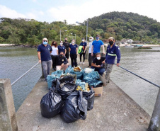 Nesta segunda-feira (27), 18 voluntários participaram da ação de limpeza de praias nas comunidades de Europinha e Ilha do Teixeira, no entorno dos portos de Paranaguá e Antonina, na Baía de Paranaguá. - Paranaguá, 27/09/2021  -  Foto: Claudio Neves/Portos do Paraná