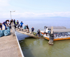 Nesta segunda-feira (27), 18 voluntários participaram da ação de limpeza de praias nas comunidades de Europinha e Ilha do Teixeira, no entorno dos portos de Paranaguá e Antonina, na Baía de Paranaguá. - Paranaguá, 27/09/2021  -  Foto: Claudio Neves/Portos do Paraná