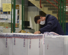 Paraná recebe novo lote de vacinas contra a Covid-19 e distribui 195,3 mil imunizantes Foto: Americo Antonio/SESA