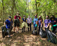 Sanepar, Secretaria Municipal de Meio Ambiente, Rotary Club Campos Gerais e alunos do Instituto de Educação Estadual Professor César Prieto Martinez formaram um mutirão, na terça-feira (28), para a limpeza do Arroio da Ronda, em Ponta Grossa. -  Ponta Grossa, 29/09/2021  -  Foto: Sanepar