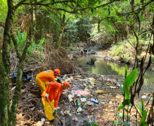 Sanepar, Secretaria Municipal de Meio Ambiente, Rotary Club Campos Gerais e alunos do Instituto de Educação Estadual Professor César Prieto Martinez formaram um mutirão, na terça-feira (28), para a limpeza do Arroio da Ronda, em Ponta Grossa. -  Ponta Grossa, 29/09/2021  -  Foto: Sanepar