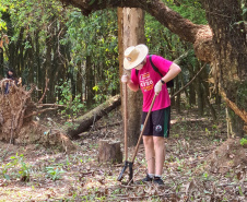 Sanepar, Secretaria Municipal de Meio Ambiente, Rotary Club Campos Gerais e alunos do Instituto de Educação Estadual Professor César Prieto Martinez formaram um mutirão, na terça-feira (28), para a limpeza do Arroio da Ronda, em Ponta Grossa. -  Ponta Grossa, 29/09/2021  -  Foto: Sanepar